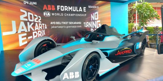 Penampakan Replika Mobil Formula E Dipamerkan di Bundaran HI saat CFD