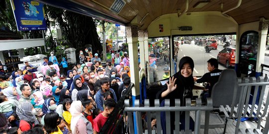 Antusiasme Warga Naik Bus Uncal Gratis di Bogor