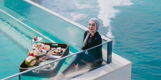 Potret Erin Taulany Nikmati Floating Breakfast dengan Pemandangan yang Indah di Bali