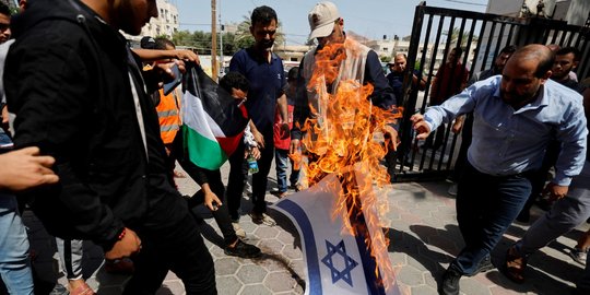 Protes Ketegangan di Masjid Al-Aqsa, Warga Palestina Bakar Bendera Israel