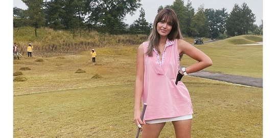 Potret Nia Ramadhani Main Golf dan Tenis, Tampil Memesona Dalam Balutan Rok Mini