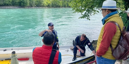 Berdiri di Pinggir Sungai Aare, Ini Potret Ridwan Kamil Pantau Pencarian Emmeril Kahn