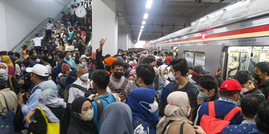 Suasana Stasiun Manggarai Saat Jam Pulang Kerja