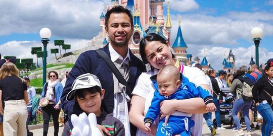 Rayakan 6 Bulan Rayyanza, Ini Momen Raffi & Nagita Ajak Anak ke Disneyland Paris
