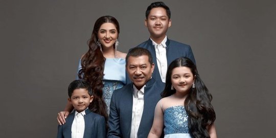 4 Potret Terbaru Photoshoot Keluarga Hermansyah, Rambut Arsy Curi Perhatian