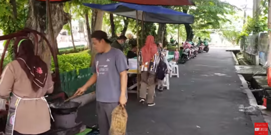 Cuma Jualan Tongseng Kaki Lima, Pria Ini Raih Rp150 Juta Lebih/Bulan