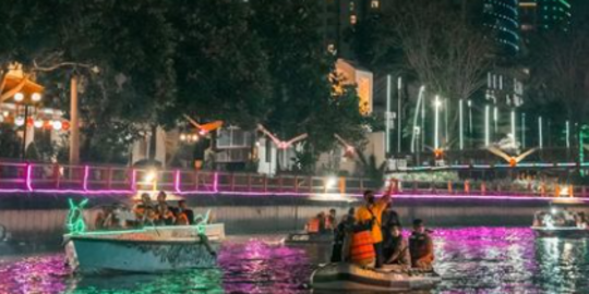 Serunya Naik Perahu Wisata Kalimas Surabaya, Sajikan Pemandangan Malam Indah Banget