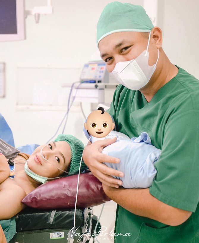 adiezty fersa melahirkan bayi laki laki