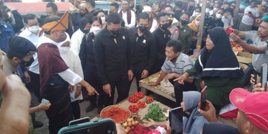 Presiden Jokowi Kunjungi Pasar Mbongawani Ende, Beli 5 Gelas Cabai