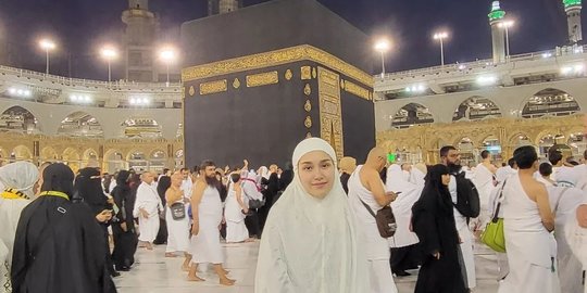 Potret Ayu Ting Ting dan Keluarga Umrah di Tanah Suci, Khusyuk Berdoa di Depan Ka'bah