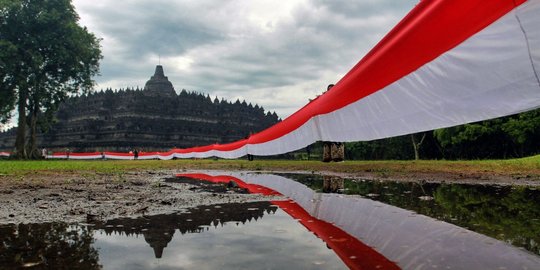 Hari Pancasila, Merah Putih 1 Kilometer Membentang di Candi Borobudur