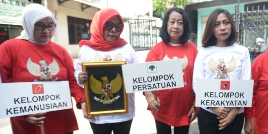 Aksi Ibu-Ibu Sosialisasi Nilai-Nilai Pancasila Kepada Masyarakat