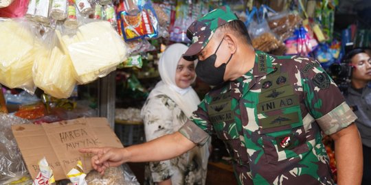 Tinjau Pasar Kramat Jati, Kasad Pastikan Harga Minyak Goreng Sesuai HET