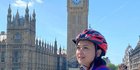 Netizen Sebut Ira Wibowo Cantik Banget saat Berfoto di London Bawa Sepeda