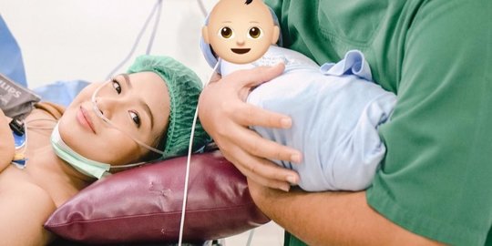 Lahirkan Anak Laki-Laki, Intip Momen Persalinan Istri Gilang Dirga yang Penuh Haru