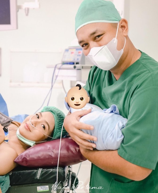 lahirkan anak laki laki intip momen persalinan istri gilang dirga yang penuh haru