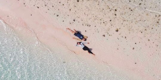 Main hingga Mandi Busa di Pantai, Ini Momen Seru Liburan Syahnaz di Pulau Komodo