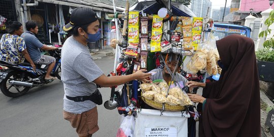 Semangat Penyandang Disabilitas Berjualan di Atas Kursi Roda