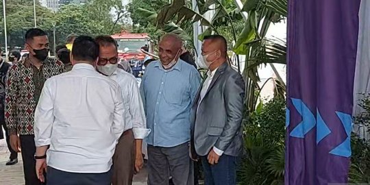 Momen M Taufik Cipika Cipiki dengan Riza Patria Usai Dicopot dari pimpinan DPRD DKI