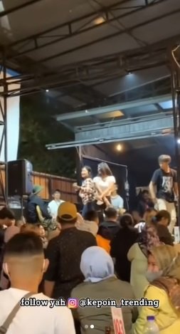 video viral pria ini joget di cafe bukan nyawer ke biduan malah ke kotak amal