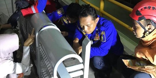 Iseng, Tangan Mahasiswi Ini Masuk ke Lubang Kursi sampai Minta Bantuan Damkar