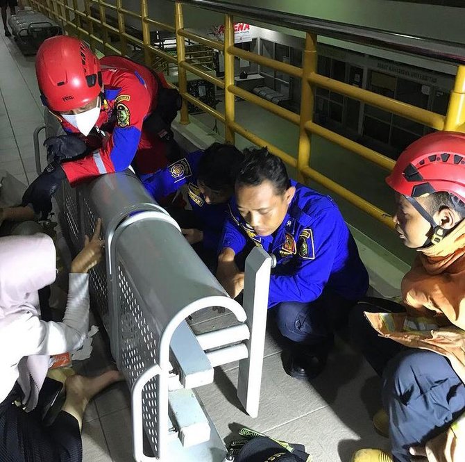 minta bantuan damkar keluarkan jari tersangkut di lubang kursi