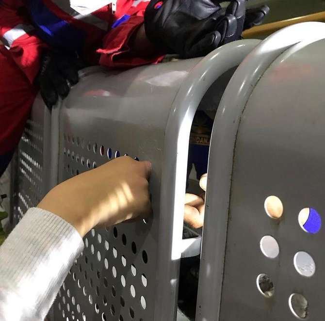 minta bantuan damkar keluarkan jari tersangkut di lubang kursi