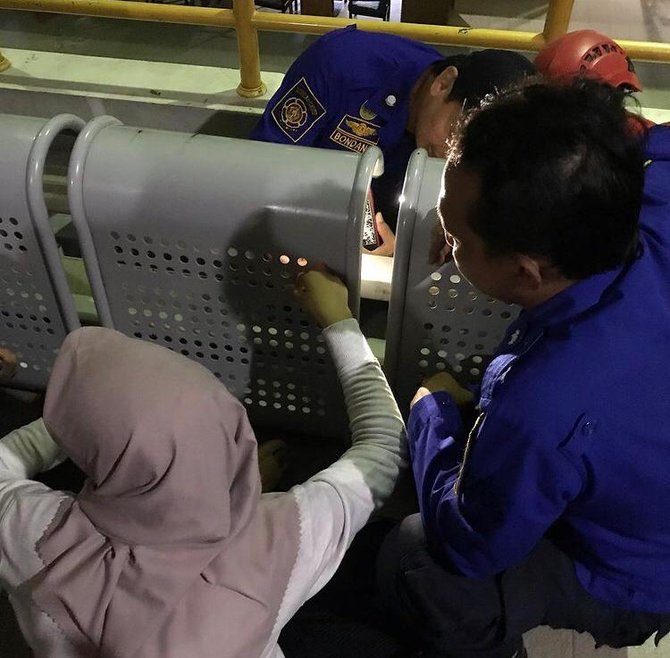 minta bantuan damkar keluarkan jari tersangkut di lubang kursi