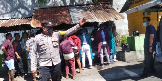 Seorang Ibu Melahirkan di Pos Pangkalan Ojek 