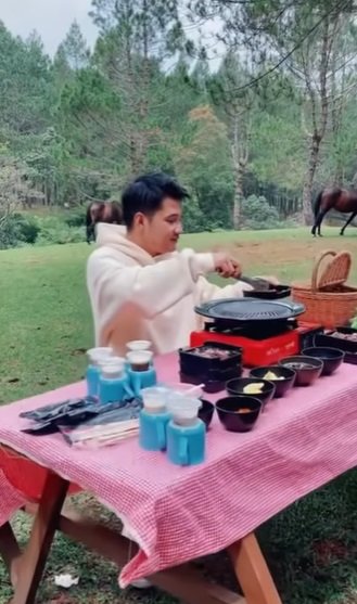 pria niat piknik estetik di tengah hutan ini apes ini yang terjadi