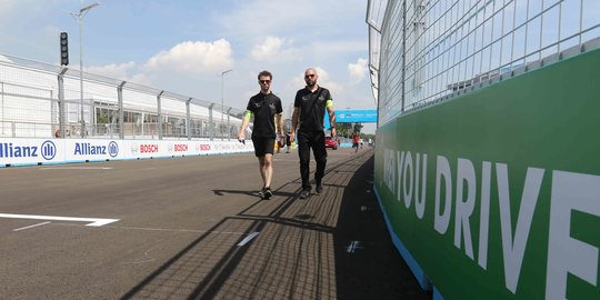 Pembalap Formula E Lakukan Track Walk di Lintasan Jakarta International E-Prix