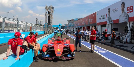 Memantau Situasi Paddock Formula E Jakarta