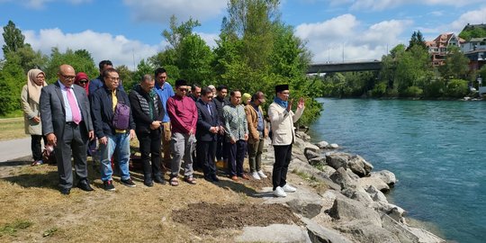 Melepas Eril, Ridwan Kamil Salat Gaib di Tepi Sungai Aare Sebelum Pulang ke Indonesia