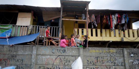Potret Kemiskinan Indonesia, Anak-Anak Sarmi Papua Tempuh 7 Km Jalan Kaki ke Sekolah