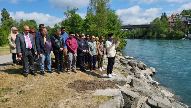 ridwan kamil di tepi sungai aare swiss