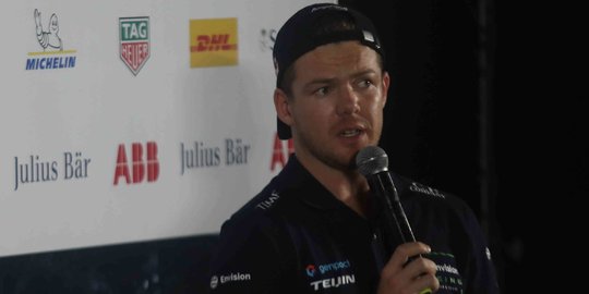 Tak Ada Selebrasi Semprot Sampanye Formula E bikin Mitch Evans Celingak Celinguk