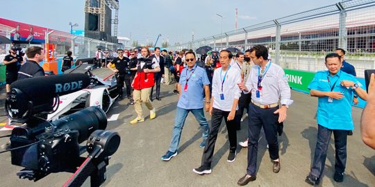 Momen Jokowi dan Anies Tinjau Kesiapan Tim Pembalap Formula E Jakarta