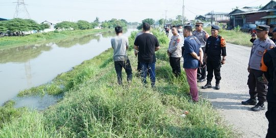 Pemotor Terpental Diseruduk Fortuner, 1 Orang Hilang Tenggelam di Kalimalang