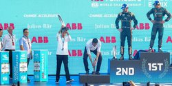 Presiden Jokowi Serahkan Piala ke Pemenang Formula E Jakarta