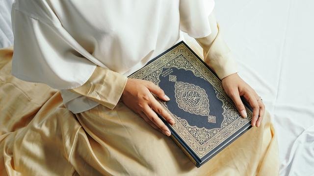 ilustrasi membaca alquran