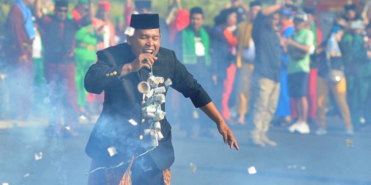 Atraksi Nekat Pak Makmur Ledakan Petasan dengan Mulutnya