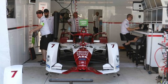 Anies Pantau Pembongkaran Mobil Formula E: Teknologinya Bermanfaat untuk Jakarta