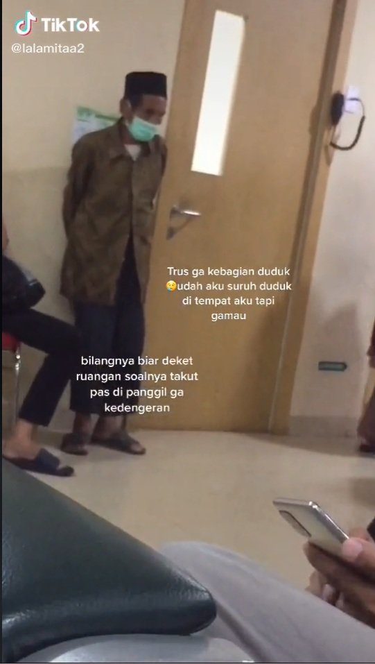 datang sendirian kakek ini tunggu antrean bpjs di rumah sakit dari pagi hingga malam