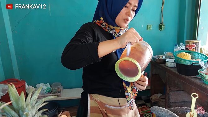 awalnya hobi makan rujak teh lilis kini jualan rujak dengan omzet rp2 jutahari