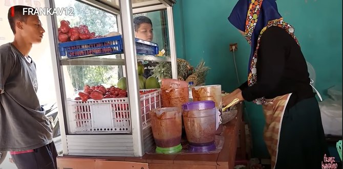 awalnya hobi makan rujak teh lilis kini jualan rujak dengan omzet rp2 jutahari