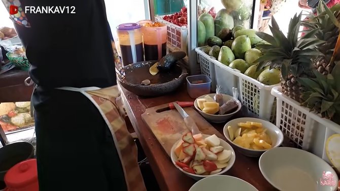 awalnya hobi makan rujak teh lilis kini jualan rujak dengan omzet rp2 jutahari