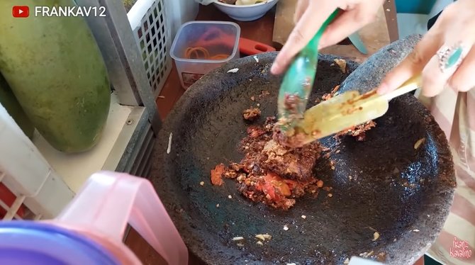 awalnya hobi makan rujak teh lilis kini jualan rujak dengan omzet rp2 jutahari