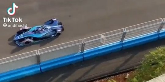 Viral di Tiktok, Ini Keseruan Seorang Pria Nonton Balapan Formula E dari Balkon Rumah