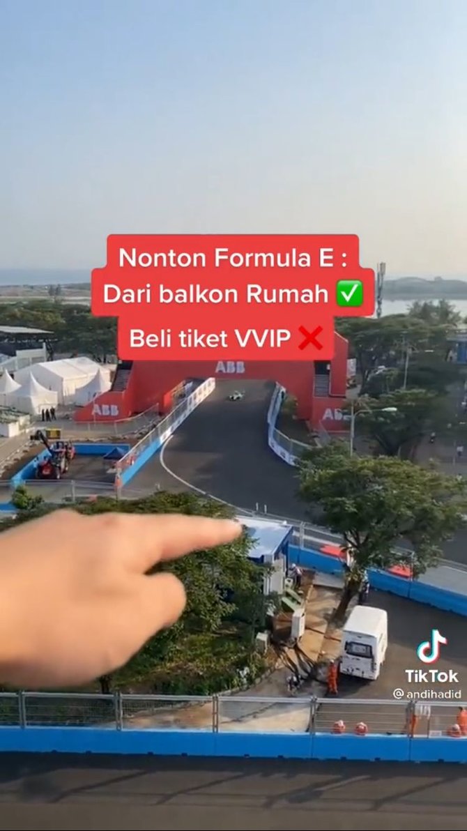 nonton balapan formula e dari balkon rumah