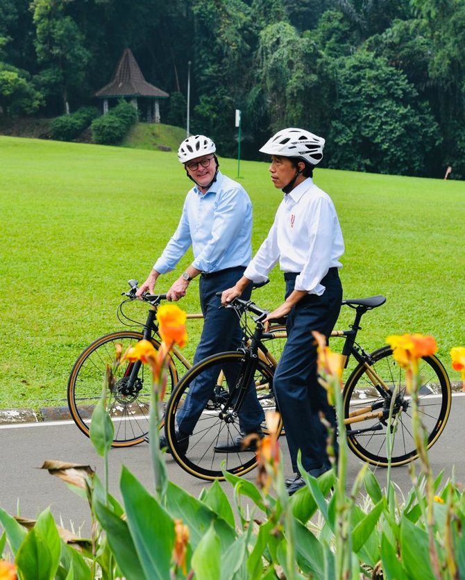 presiden jokowi dan pm australia anthony albanese bersepeda